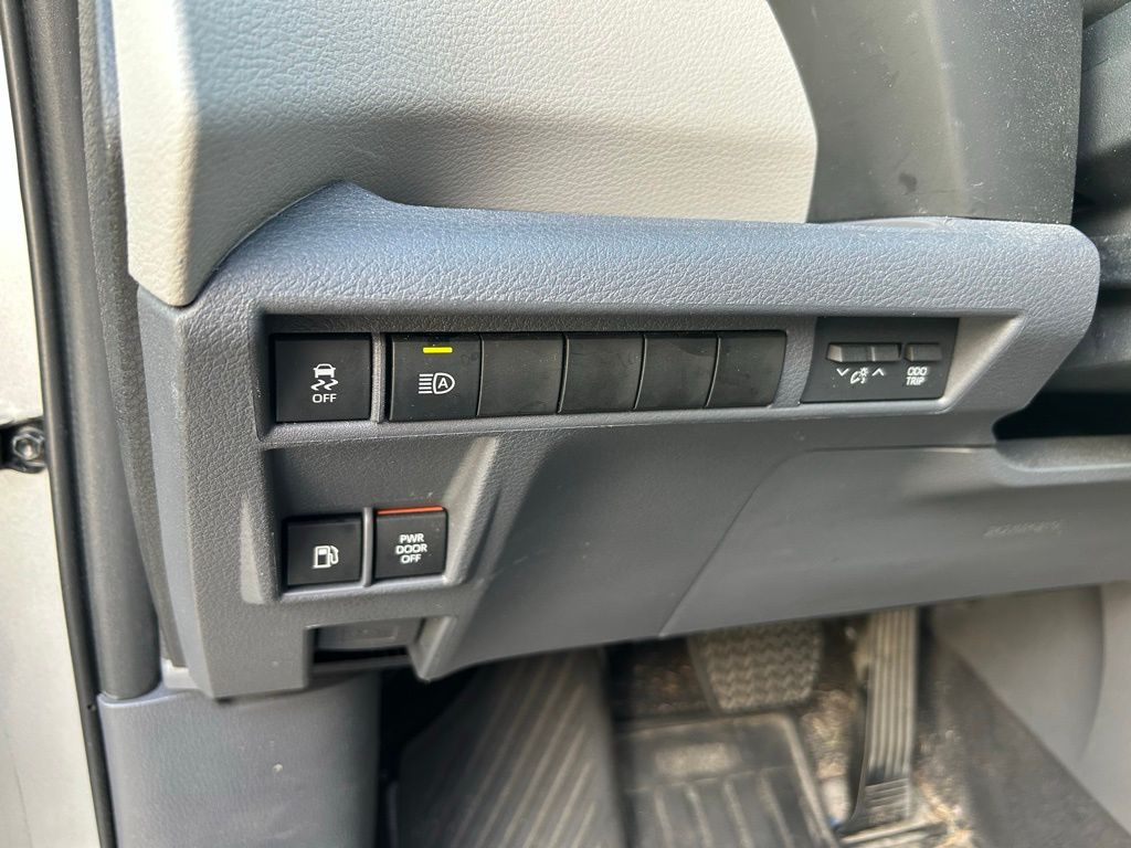 Thumbnail: 2023 Toyota Sienna - 19