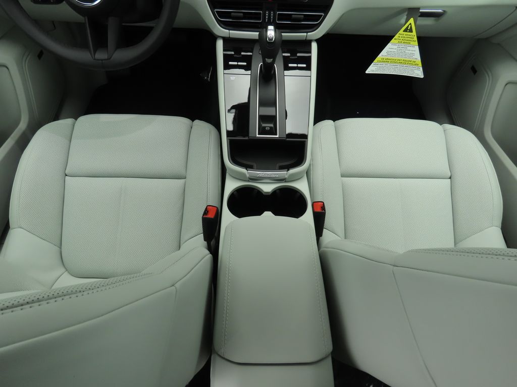 Thumbnail: 2025 Porsche Macan - 20