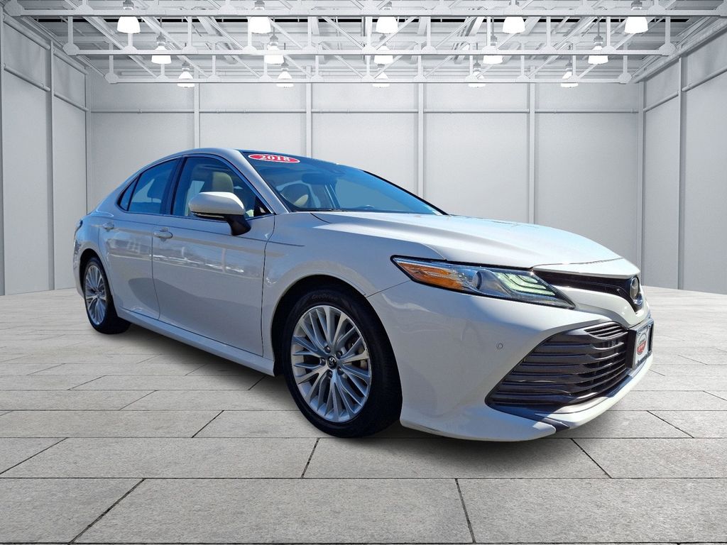 2018 Toyota Camry XLE 3