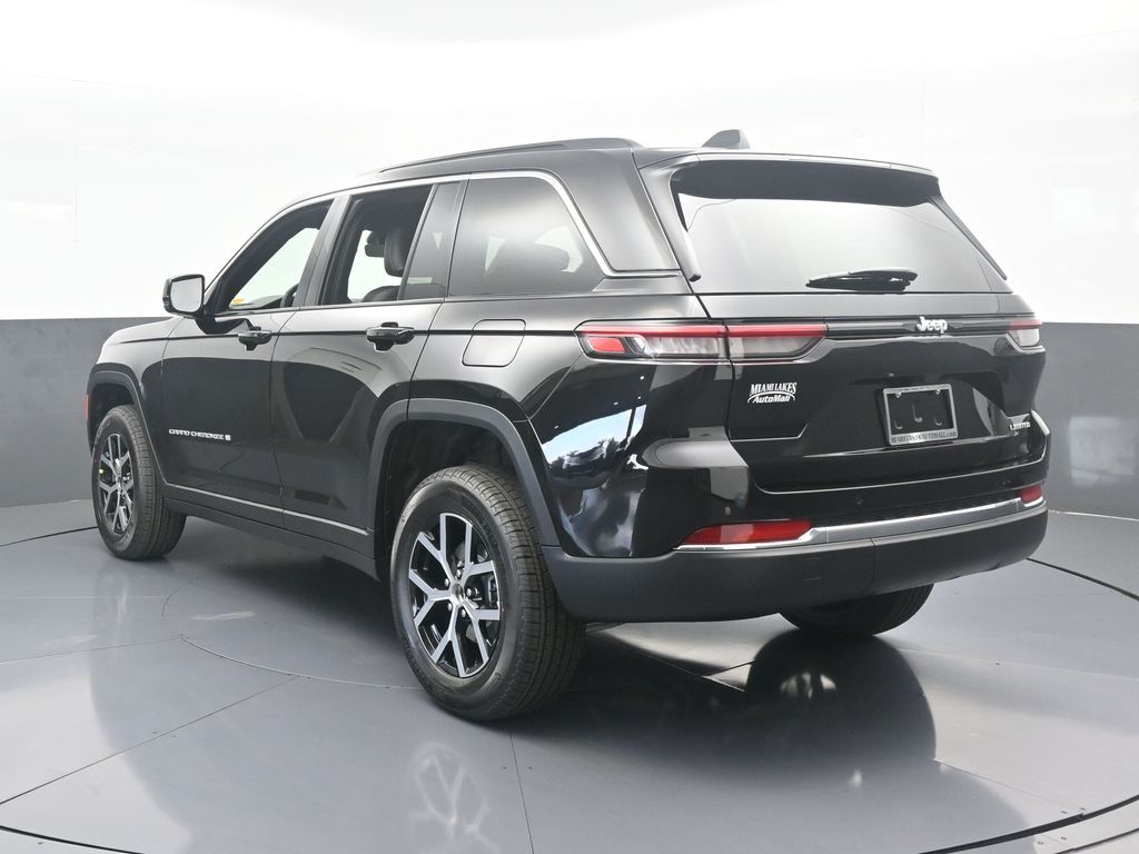 Used 2025 Diamond Black Crystal Pearlcoat Jeep Limited image 4