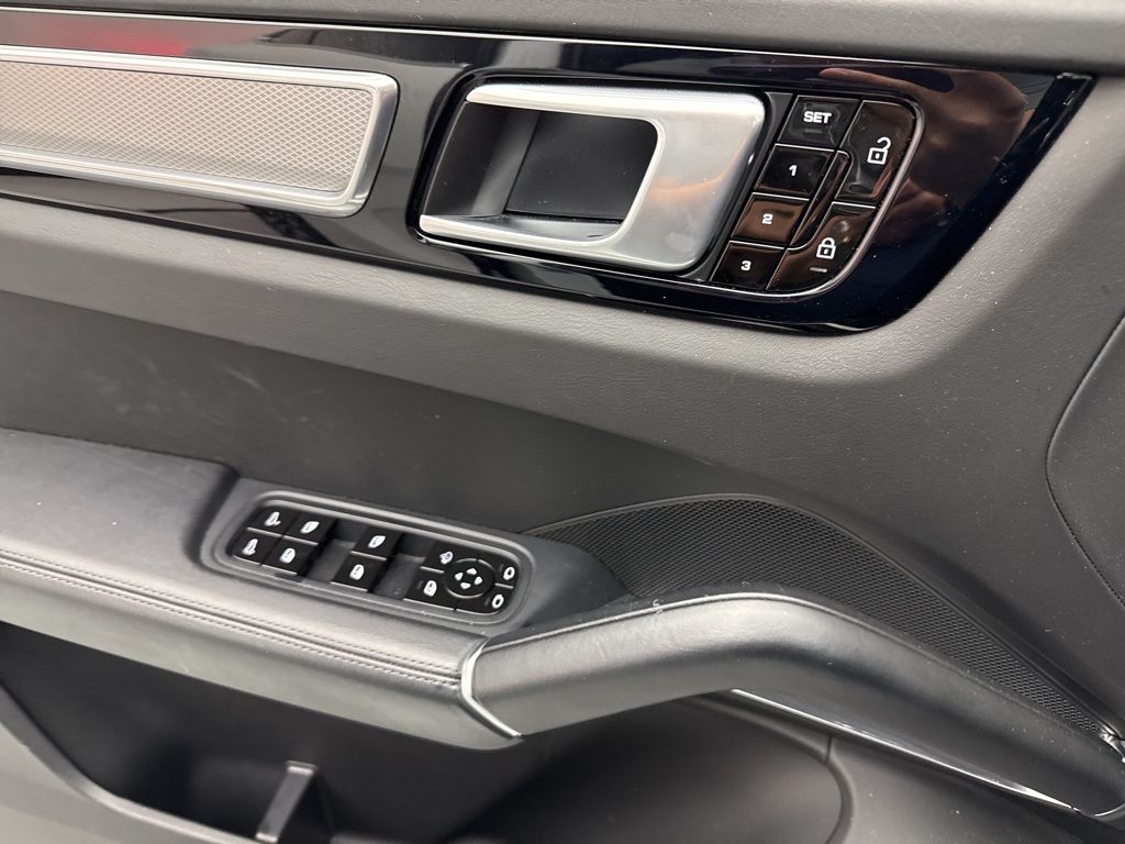 Thumbnail: 2019 Porsche Cayenne - 11