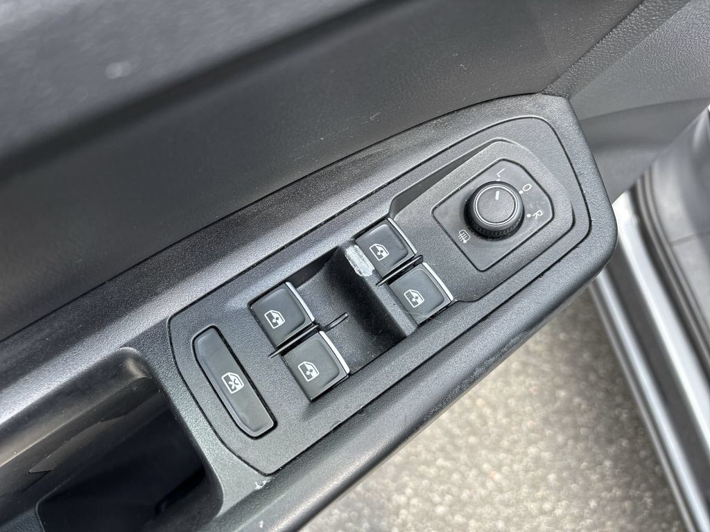 Used 2018 Platinum Gray Metallic Volkswagen 3.6L V6 SE image 15