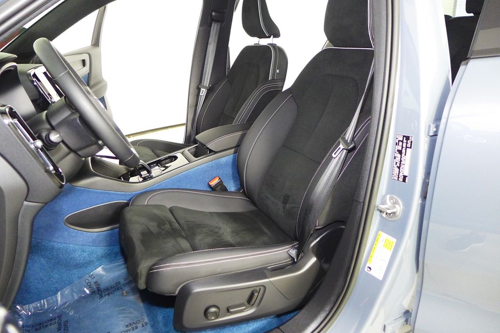 Thumbnail: 2023 Volvo XC40 - 22