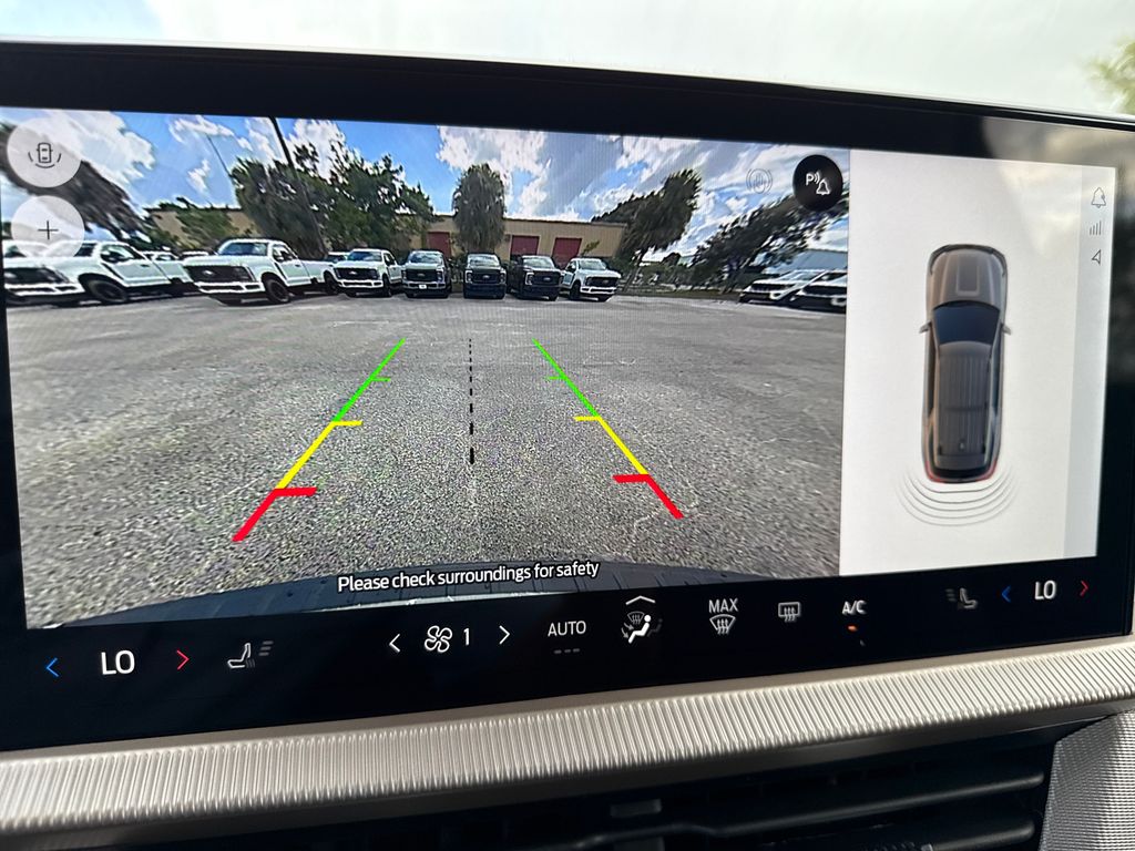 2025 Ford Explorer photo 4