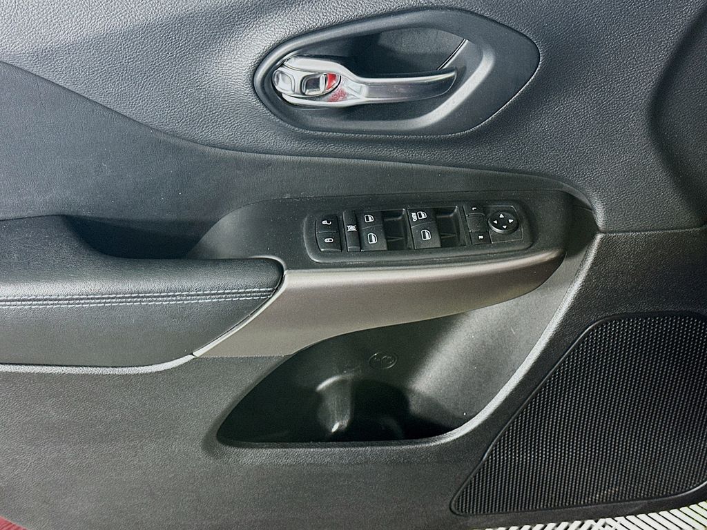 Used 2019 Red Jeep Latitude image 25