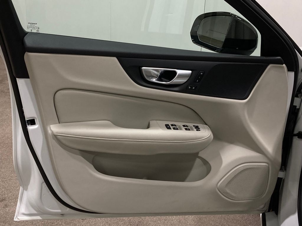 2024 Volvo S60 B5 Core Dark Theme