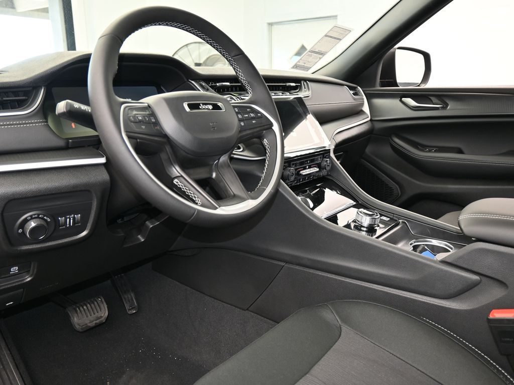 New 2026 Diamond Black Crystal Pearlcoat Jeep Laredo image 13