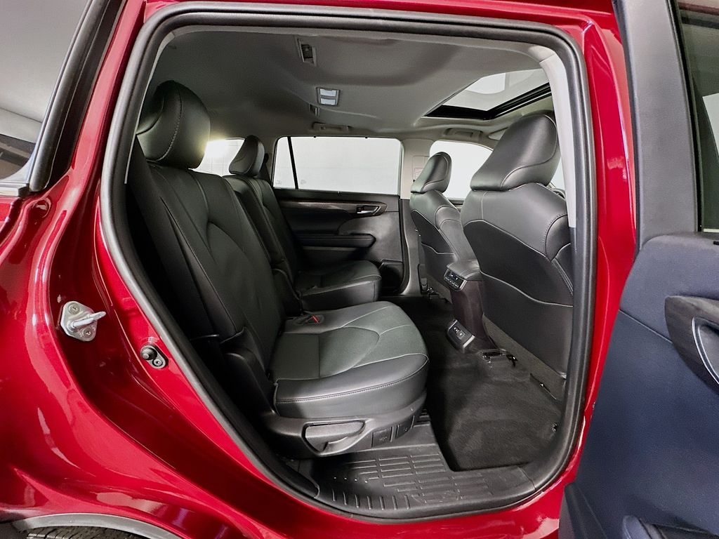 Thumbnail: 2021 Toyota Highlander - 30