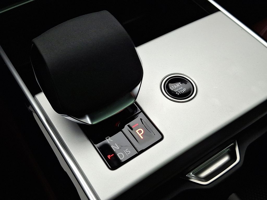 2025 Land Rover Range Rover SE 10