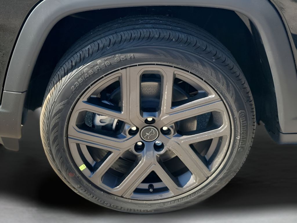 New 2026 Black Jeep Latitude image 17
