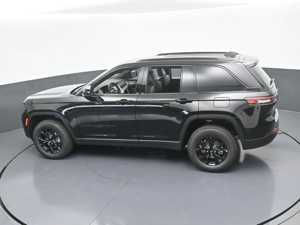 New 2025 Diamond Black Crystal Pearlcoat Jeep Laredo image 41