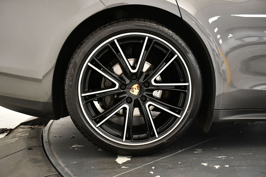 Thumbnail: 2018 Porsche Panamera - 17