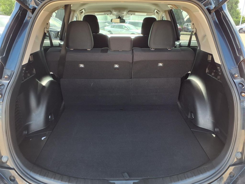 2018 Toyota RAV4 LE - 11