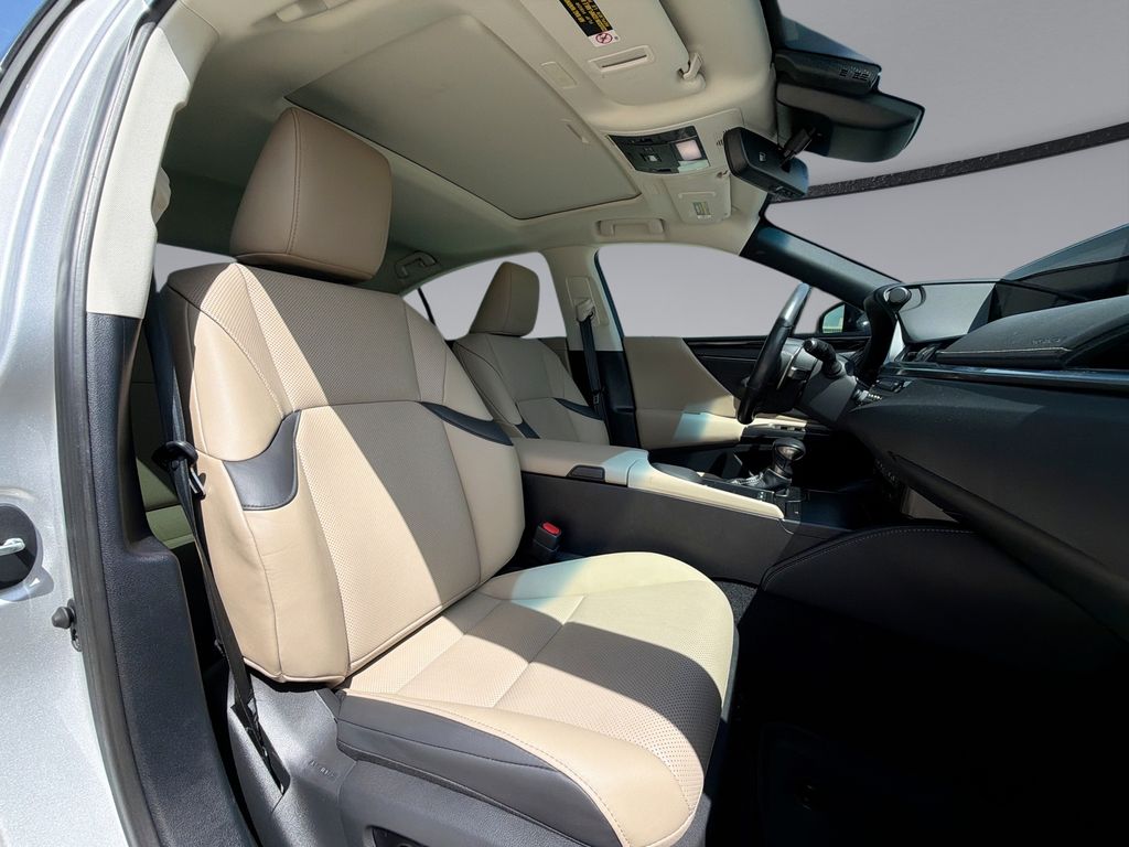 Thumbnail: 2020 Lexus ES - 16