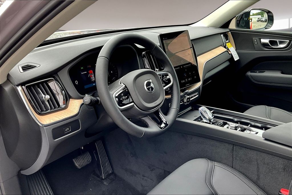 2026 Volvo XC60 Plus - Photo 8