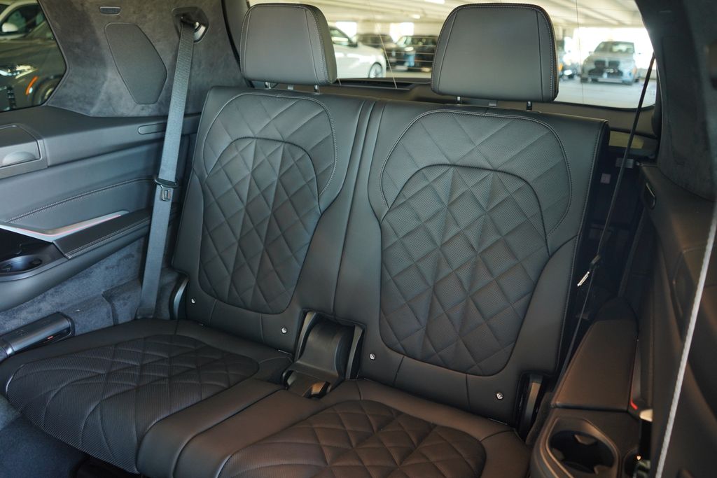 Thumbnail: 2026 BMW X7 - 21