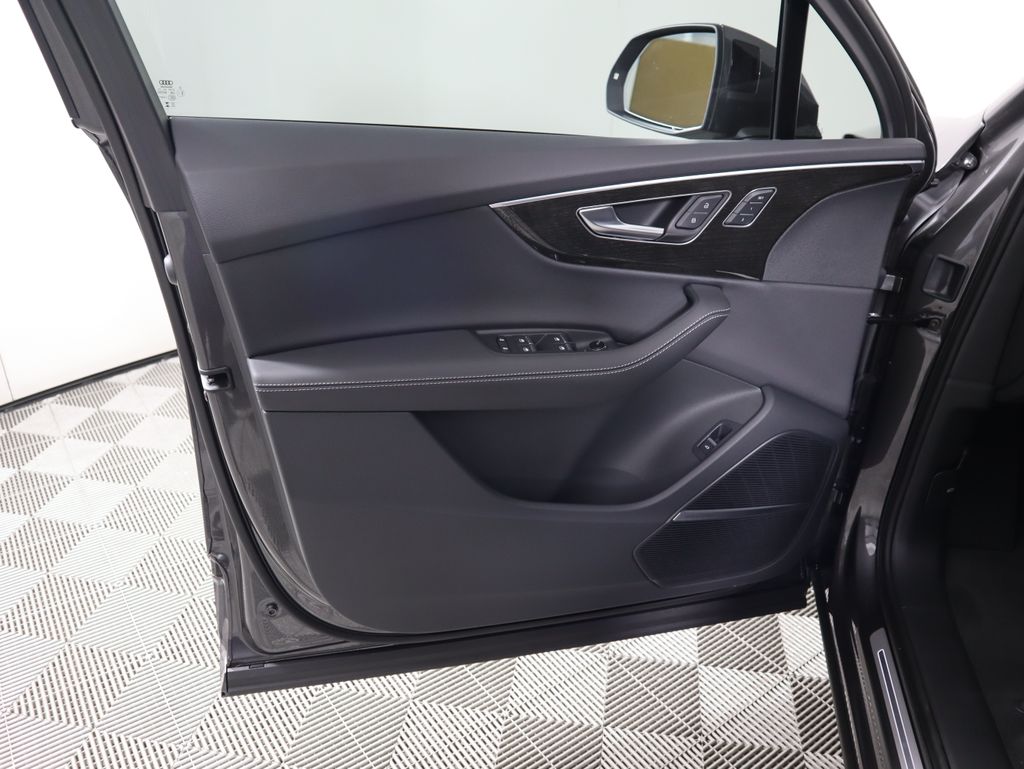 Thumbnail: 2026 Audi Q7 - 28