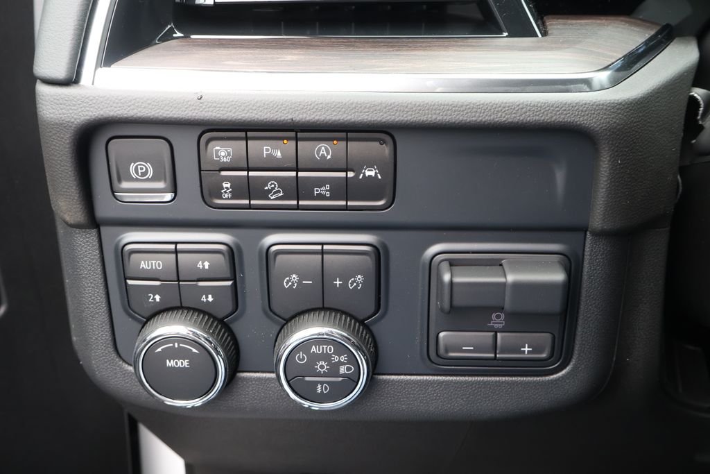 2025 Chevrolet Suburban LT 19