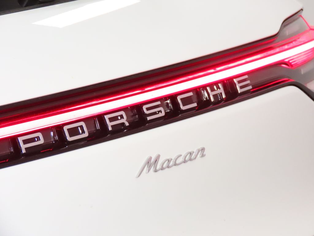 Thumbnail: 2026 Porsche Macan - 12