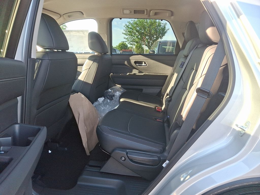 2025 Nissan Pathfinder SL 5