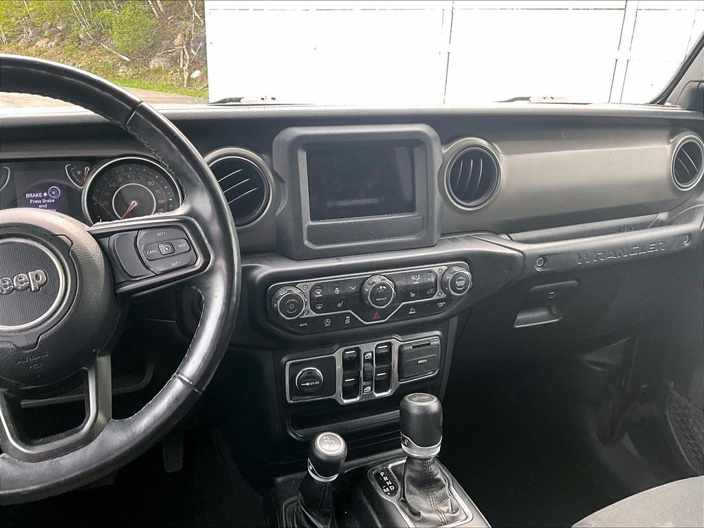 2022 Jeep Wrangler — photo 18