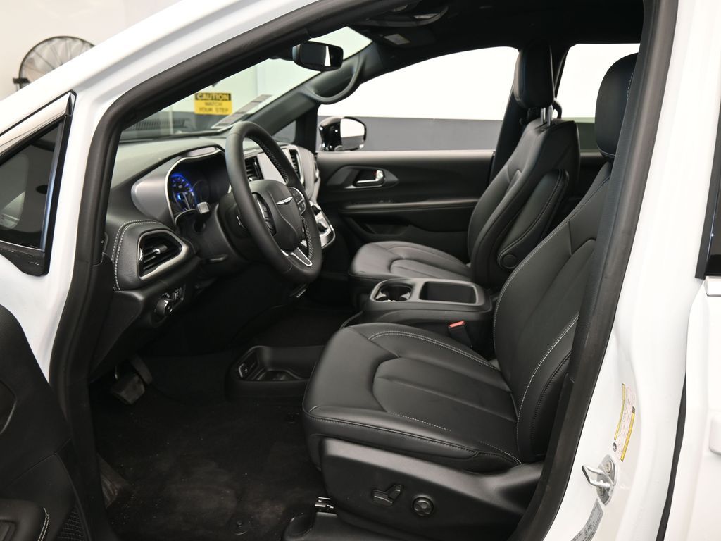 New 2026 Bright White Clearcoat Chrysler Select image 11