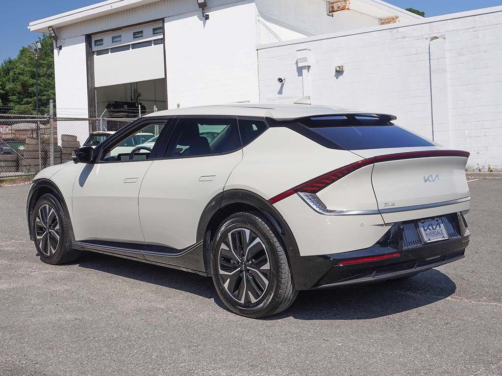 Used 2024 White Kia Wind image 9