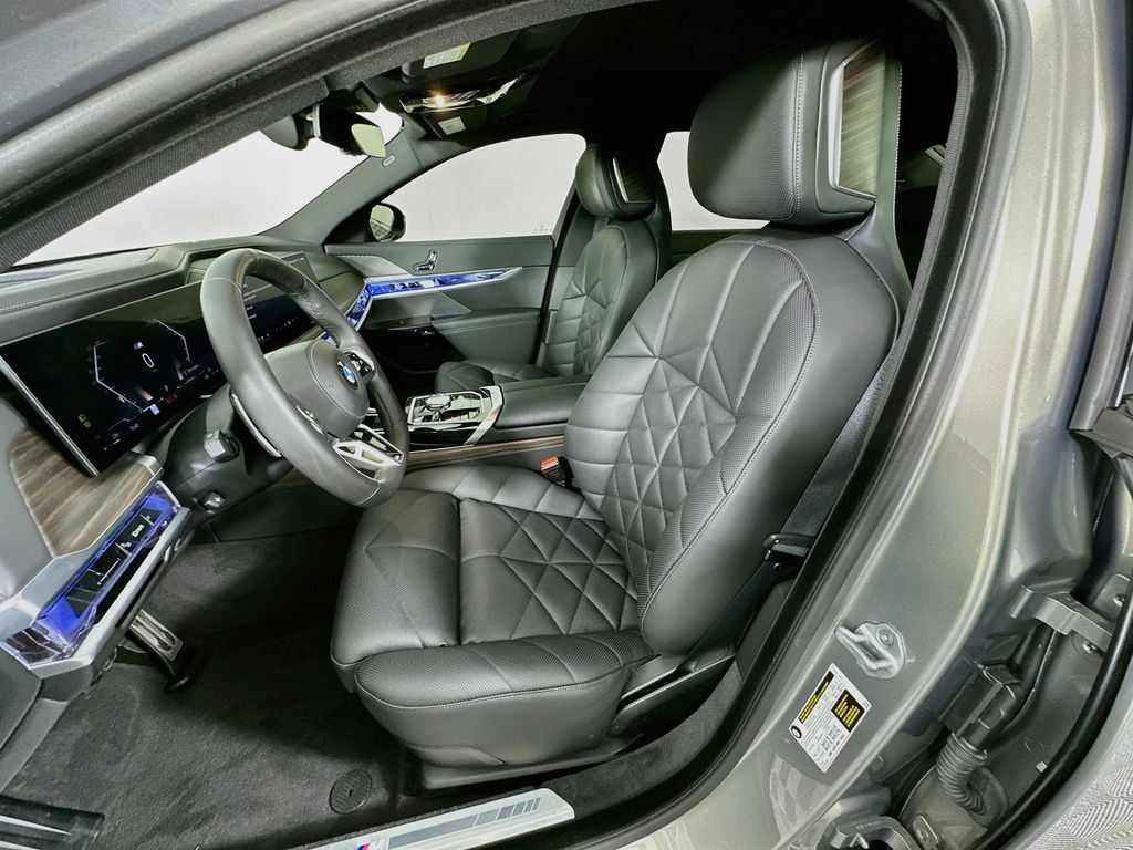 Thumbnail: 2025 BMW 7 Series - 21