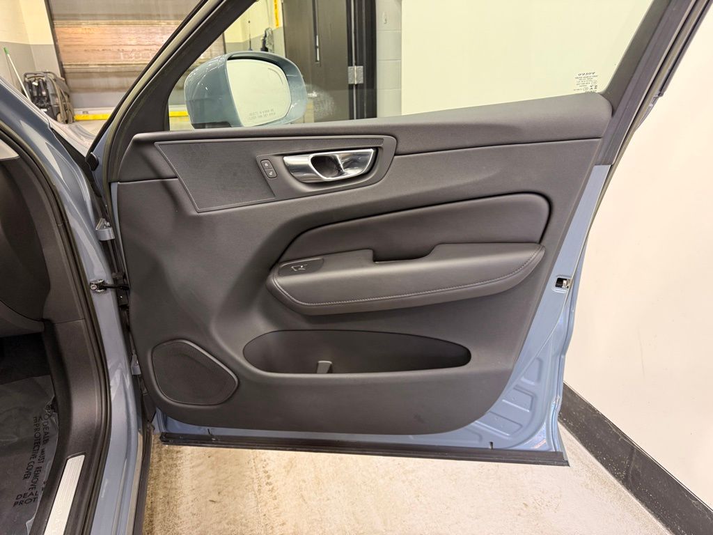 Thumbnail: 2023 Volvo XC60 - 27