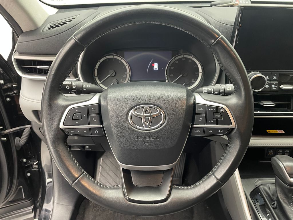 Thumbnail: 2023 Toyota Highlander - 21