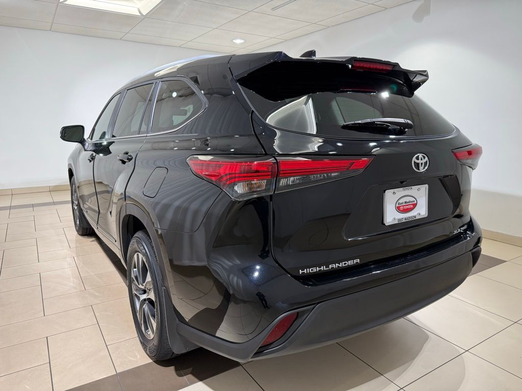 Thumbnail: 2023 Toyota Highlander - 3