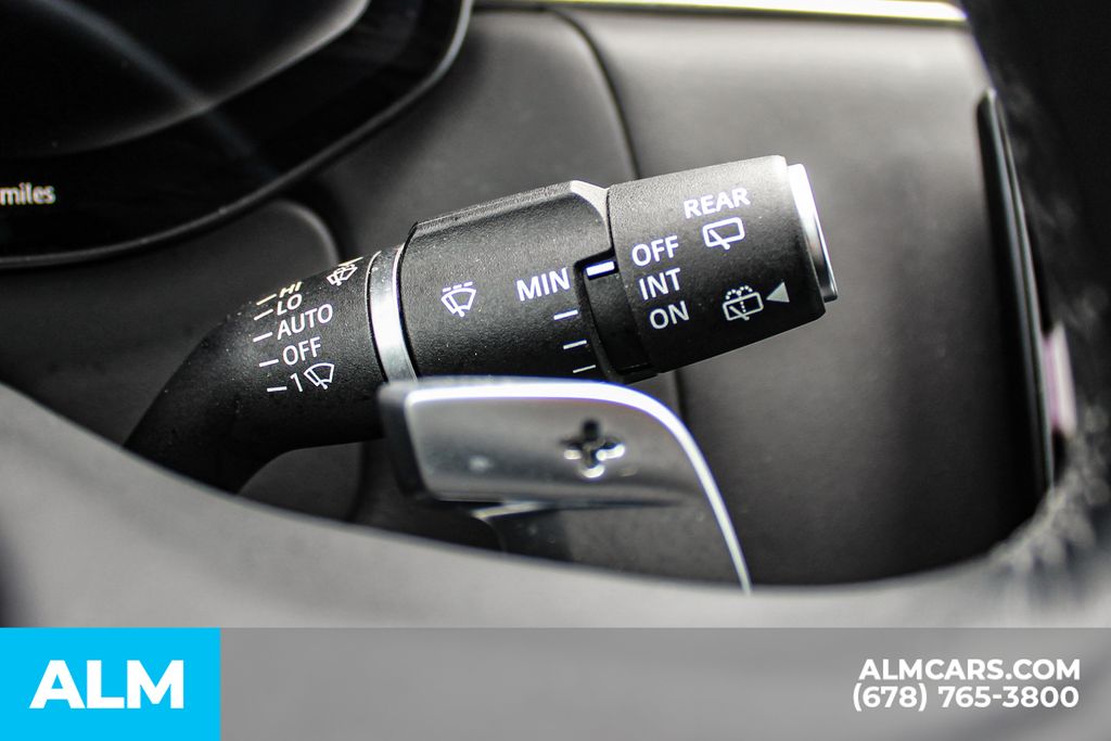 Used 2023 White Land Rover SE image 30