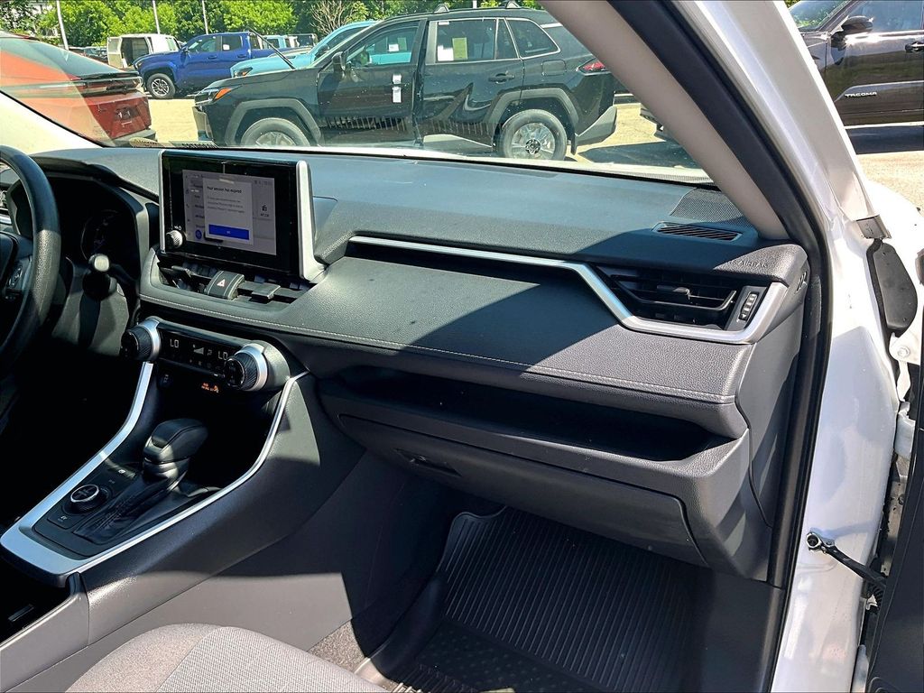 2023 Toyota RAV4 Hybrid — photo 13
