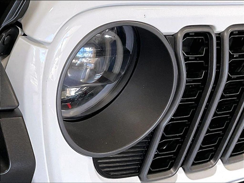2026 Jeep Gladiator — photo 32