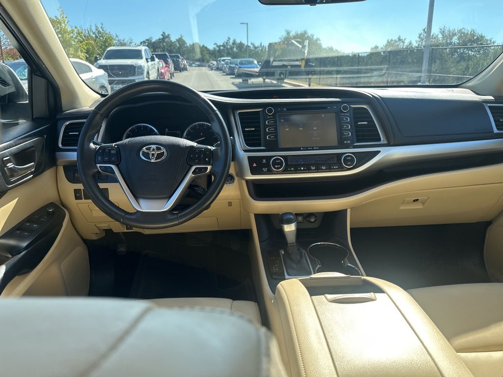 Used Car 2019 Toyota Highlander  Xle For Sale Under $25,000 In Austin, Texas