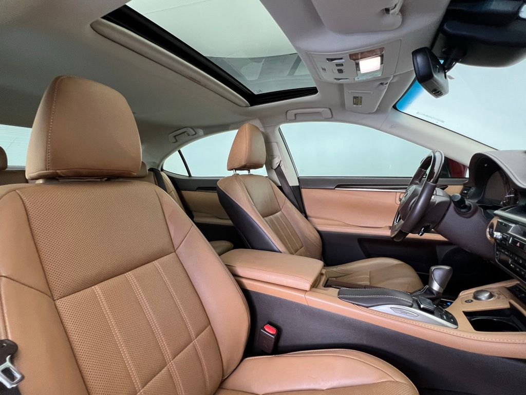 Thumbnail: 2017 Lexus ES - 18