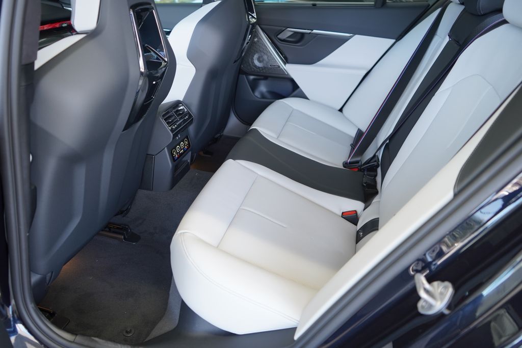 Thumbnail: 2026 BMW M5 - 21