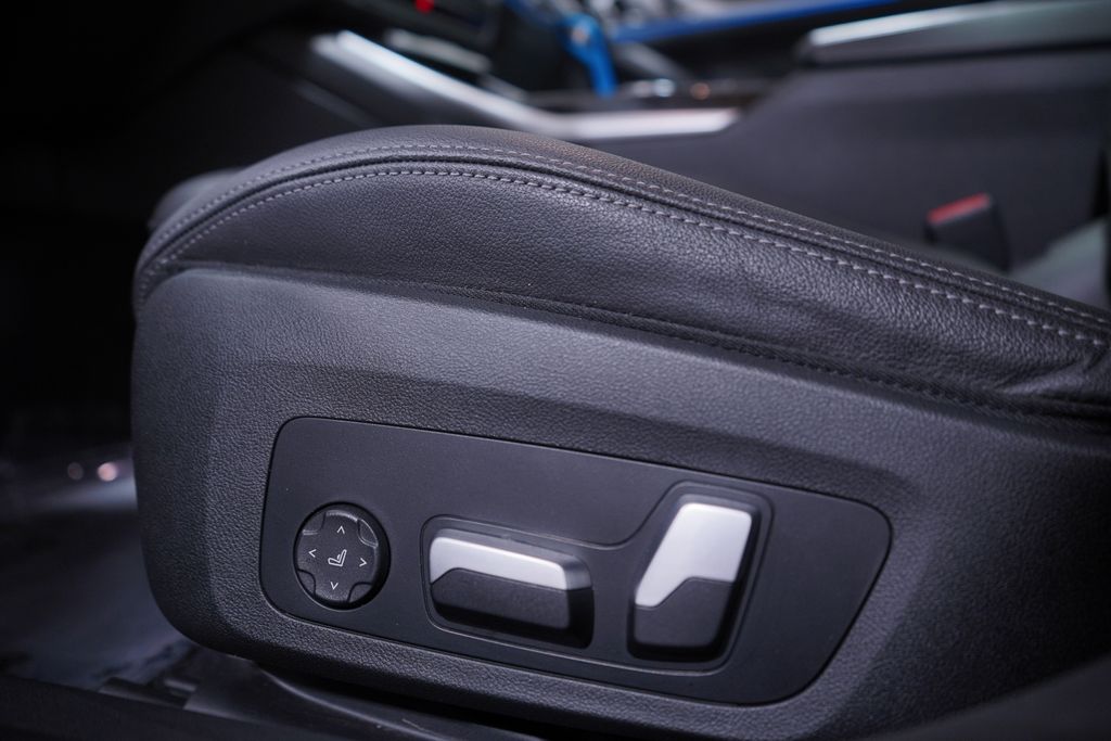 Thumbnail: 2023 BMW i4 - 17