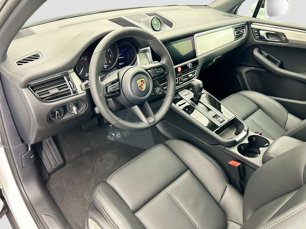 Thumbnail: 2026 Porsche Macan - 4