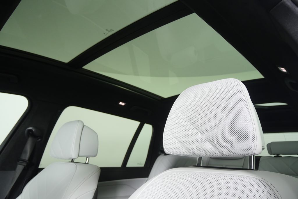 Thumbnail: 2024 BMW X7 - 11