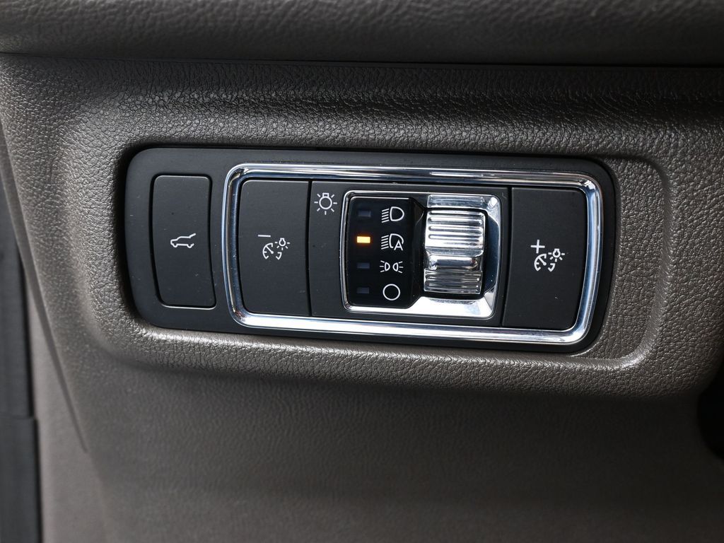 Used 2022 Pristine White Metallic Tri-Coat Lincoln Reserve image 37