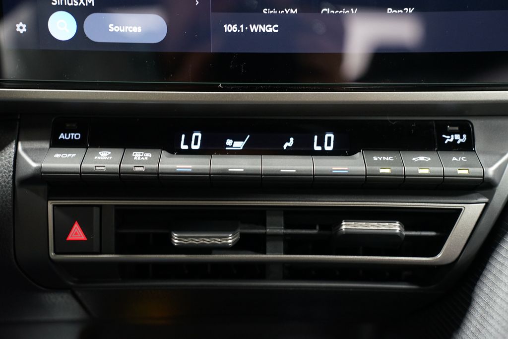 2025 Toyota Camry SE 21