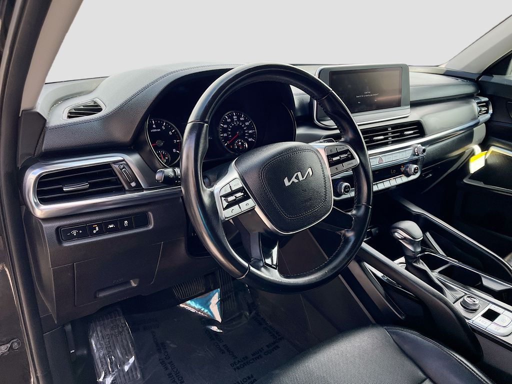 Used 2022 Black Kia LX image 9