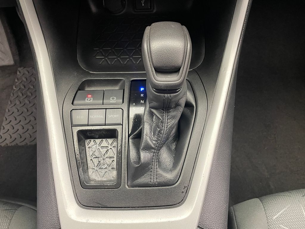 2022 Toyota RAV4 XLE 28