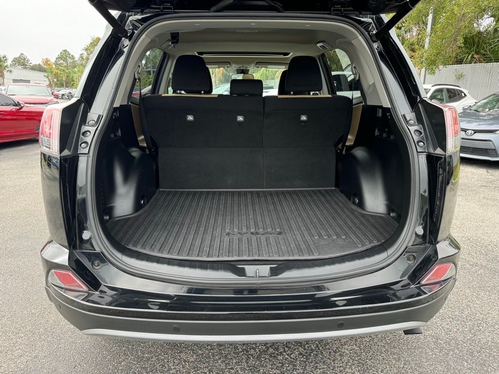 2018 Toyota RAV4 XLE 12