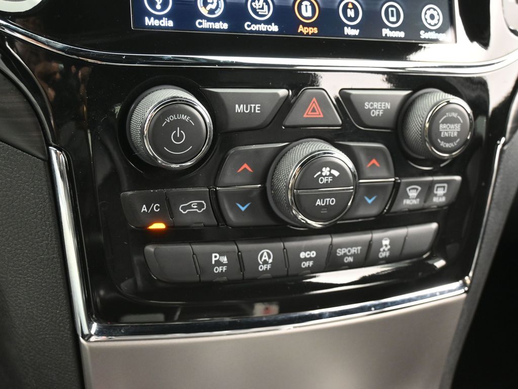 Used 2021 Diamond Black Crystal Pearlcoat Jeep Laredo X image 21