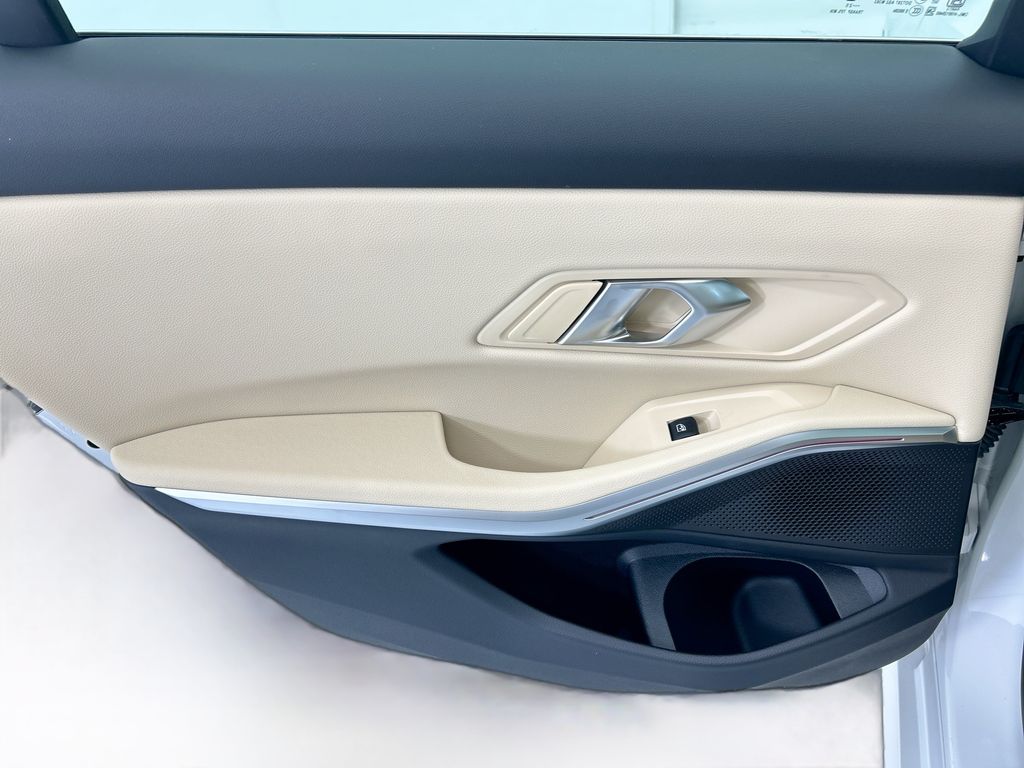 Thumbnail: 2025 BMW 3 Series - 25