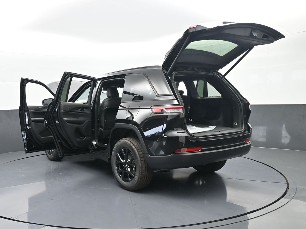 New 2025 Diamond Black Crystal Pearlcoat Jeep Laredo image 59