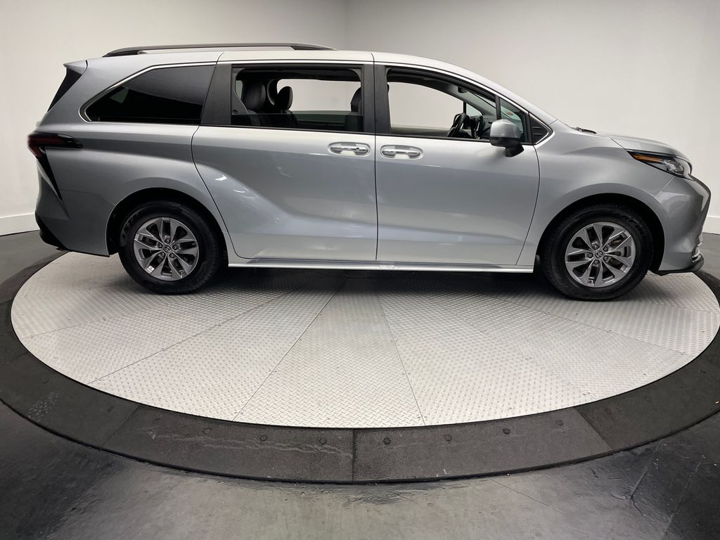Thumbnail: 2023 Toyota Sienna - 4
