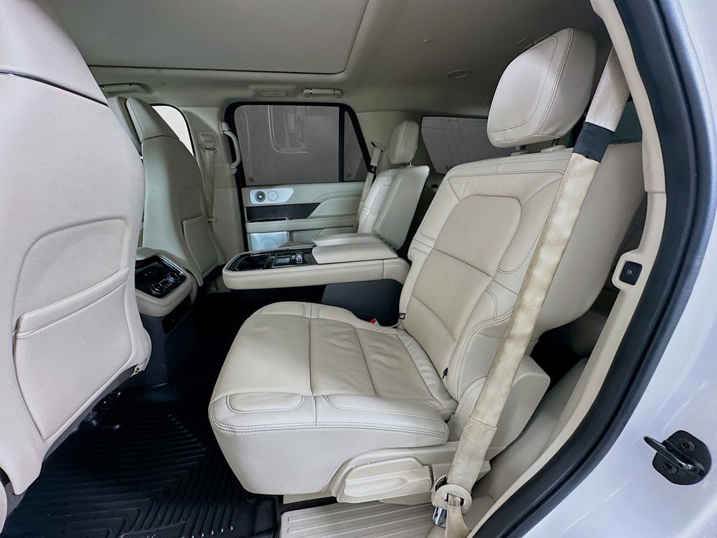 Thumbnail: 2021 Lincoln Navigator - 25